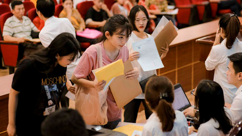 Học viên đăng ký thi VSTEP Đai học ngoại ngữ