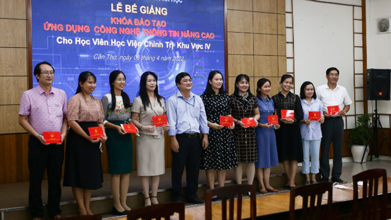 trao chứng chỉ tin học Đại học Cần Thơ
